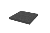 Schrägansicht einer schwarzen, quadratischen Ausgleichsplatte (Artikelnummer AP-HIA.500.500.H50-OG) für Achsvermesshebebühnen, gefertigt aus verpresstem Gummimaterial mit poröser Oberfläche, ohne Griffloch.