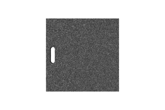 Draufsicht einer schwarzen, quadratischen Ausgleichsplatte (Artikelnummer AP-HIA.500.500.H50) für Achsvermesshebebühnen, hergestellt aus verpresstem Gummimaterial mit poröser Oberfläche und Griffloch.