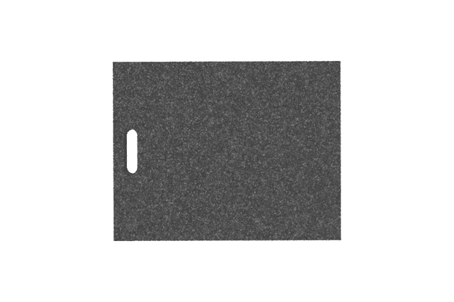 Draufsicht des Artikels AP-HWR.570.450.H50, rechteckige schwarze Ausgleichsplatte für Achsvermessungshebebühnen mit Griffloch, aus recyceltem Gummi mit poröser Oberfläche.