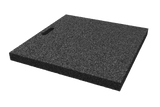 Schrägansicht der schwarzen, rechteckigen Ausgleichsplatte AP-OAF.645.620.H50 für Achsvermessungshebebühnen, gefertigt aus verpresstem Gummimaterial mit poröser Oberfläche und Griffloch.