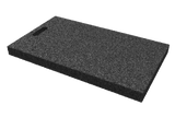 Schrägansicht der schwarzen, rechteckigen Ausgleichsplatte AP-TVS.680.400.H50 für Achsvermessungshebebühnen, aus verpresstem Gummimaterial mit poröser Oberfläche und Griffloch.