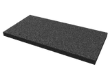 Schrägansicht einer schwarzen, rechteckigen Ausgleichsplatte (Artikelnummer AP-ZEZ.1000.500.H50-OG) für Achsvermesshebebühnen, gefertigt aus verpresstem Gummimaterial mit poröser Oberfläche, ohne Griffloch.