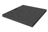 Schrägansicht der schwarzen, rechteckigen Ausgleichsplatte AP-ZNA.730.650.H50 für Achsvermessungshebebühnen, hergestellt aus verpresstem Gummimaterial mit poröser Oberfläche und Griffloch.