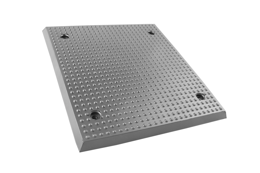 Vorderansicht einer schwarzen, rechteckigen Gummiplatte (Artikelnummer GK39/2) für KFZ-Hebebühnen, mit vier Löchern zum Verschrauben am Tragteller.