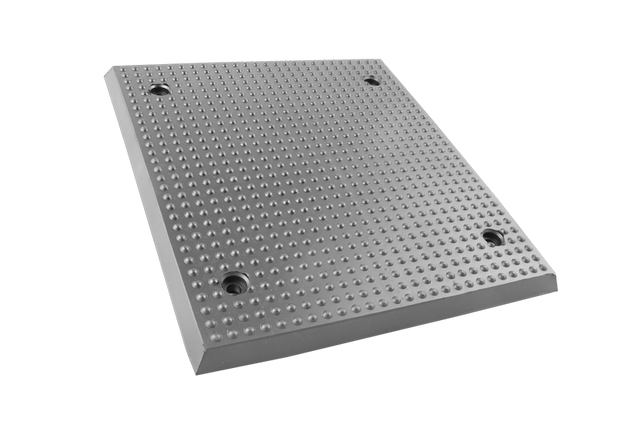 Vorderansicht einer schwarzen, rechteckigen Gummiplatte (Artikelnummer GK39/2) für KFZ-Hebebühnen, mit vier Löchern zum Verschrauben am Tragteller.