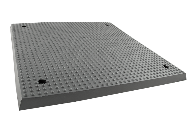 Vorderansicht einer schwarzen, quadratischen Gummiplatte (Artikelnummer GK45/2) für KFZ-Hebebühnen, mit vier Löchern zum Verschrauben am Tragteller.