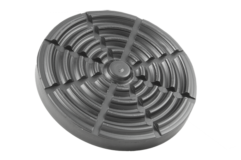 Vorderansicht eines schwarzen, runden Gummitellers (Artikelnummer SK2030-124) für KFZ-Hebebühnen, mit Gummilippe zum Überstülpen über den Tragteller.