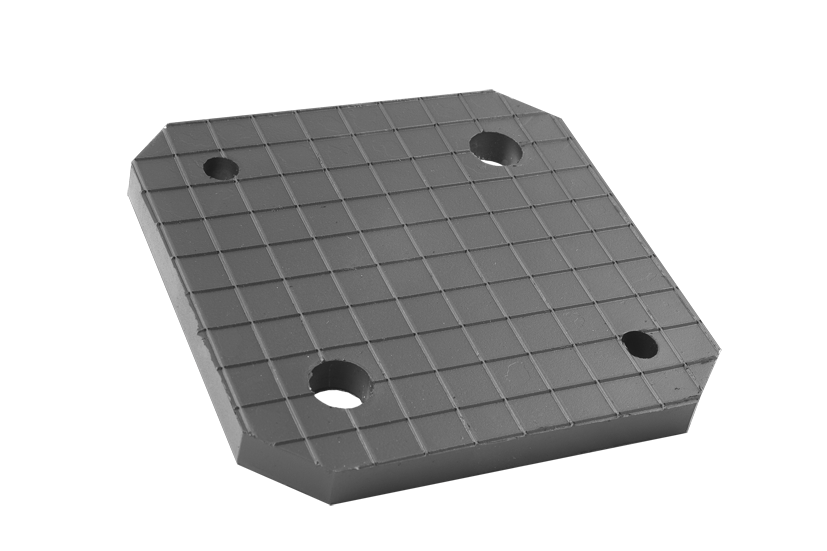 Vorderansicht des Artikels WZ-00931-AO, einer quadratischen schwarzen Gummiauflage für KFZ-Hebebühnen mit Stahlplatte an der Rückseite und vier Löchern zum Verschrauben.